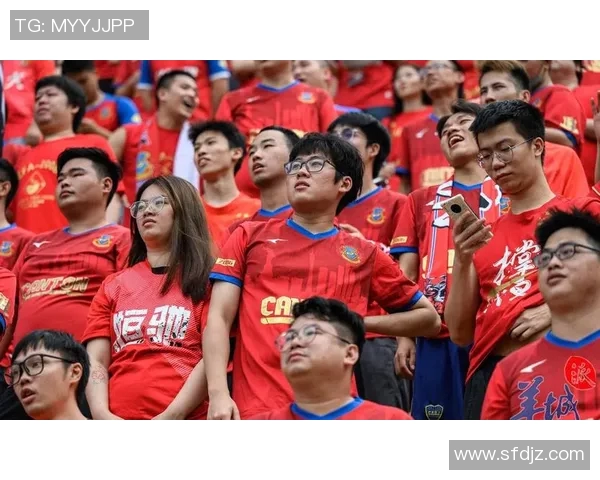 足球明星化身路人搞笑互动视频引发热议球迷反应超乎想象